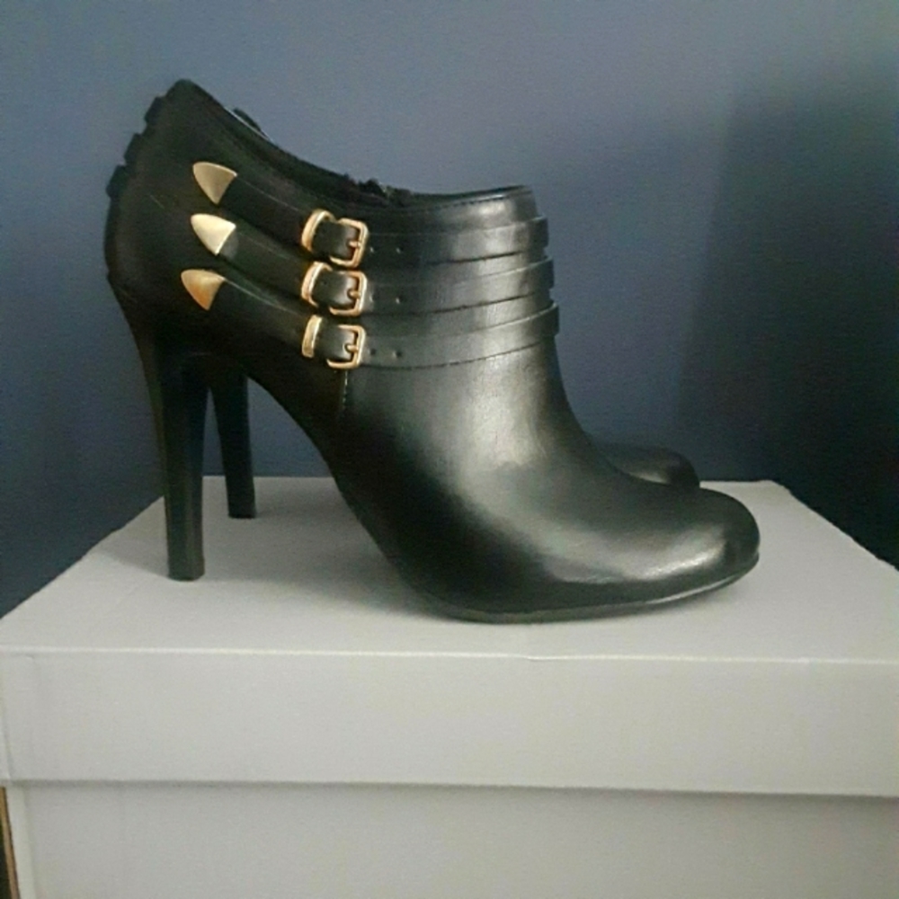 Fioni Black Leather Ankle Booties